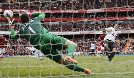 Robin van Persie Selamatkan Poin bagi Manchester United